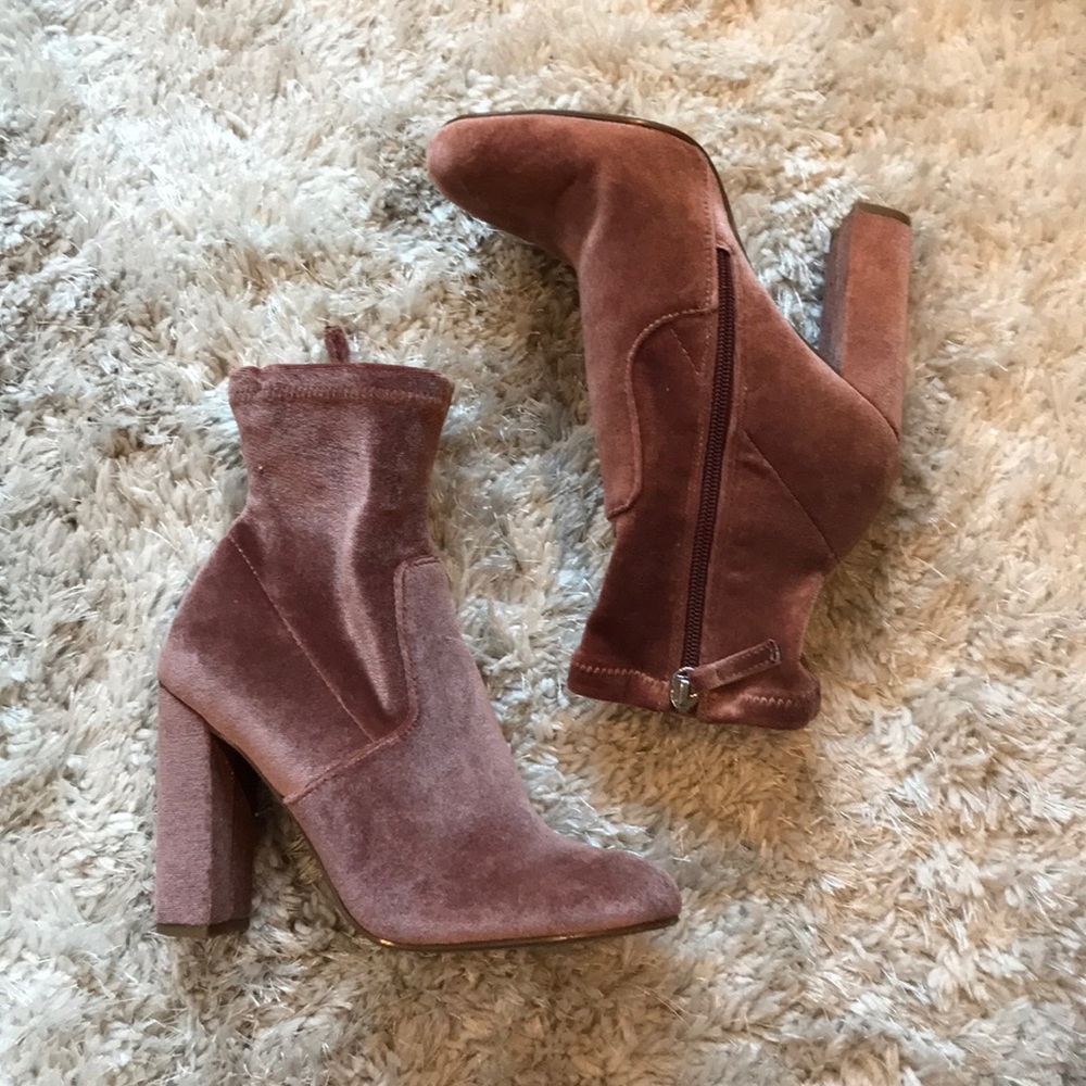 Dusty rose 🌹 pink velvet booties